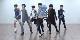 Quá được yêu thích, BTS thực hiện hẳn clip dance practice để Jungkook khoe bụng 6 múi chiều fan
