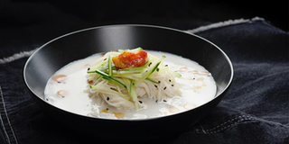 Konggoksu - Món mì sữa tinh khôi giữa thế giới màu sắc của ẩm thực Hàn Quốc