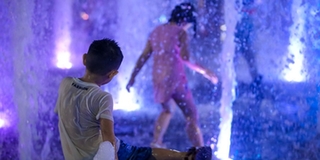 Nhức mắt với cảnh “tắm tiên” giải nhiệt trên phố đi bộ Nguyễn Huệ