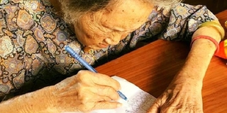 Bà cụ 97 tuổi nằng nặc đòi vẽ 1000 trái tim để thể hiện tình yêu với người chồng đã mất