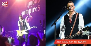 Lầy Như Johnny Depp: Đi biểu diễn được fan ném nội y tỏ tình, nam tài tử nhặt ngay lấy cột vào đàn
