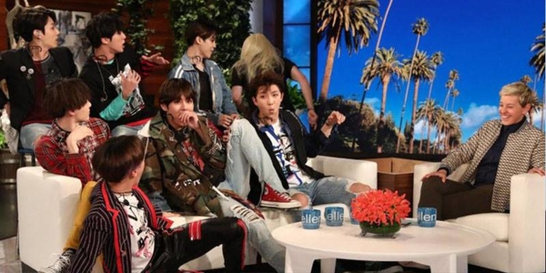 Khoảnh khắc hài hước: BTS bị "fan nữ" hù té ghế khi tham gia The Ellen Show nổi tiếng ở Mỹ