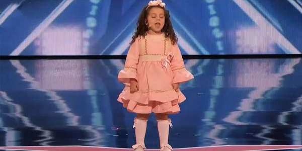 Bé gái 5 tuổi đốn tim giám khảo America’s Got Talent vì mức độ siêu dễ thương của mình