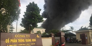 Quảng Ninh: Cháy rất lớn tại kho chứa nhựa của công ty nhựa thông