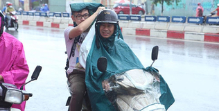 Hà Nội: Thí sinh đội mưa ướt nhẹp tham gia buổi thi thứ 2 của kỳ thi THPT năm 2018