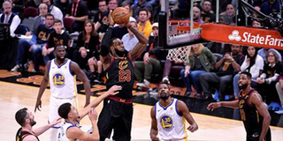 Xem lại pha bóng mà Lebron James biến hàng phòng ngự của Golden State Warriors thành trò hề
