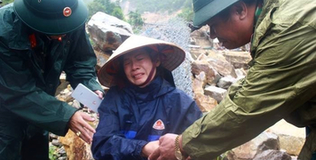 Chồng bị lũ cuốn đi trước mặt vợ ở Lai Châu: Bao giờ mới tìm được chồng cháu các bác ơi?