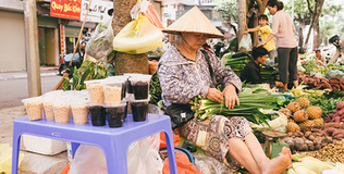 Người Hà Nội đổ xô đi mua rượu nếp trong ngày Tết Đoan Ngọ, mận cũng trở nên "đắt hàng" hơn