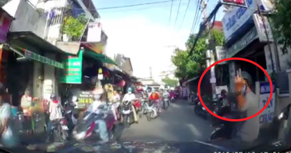 Thanh niên ăn đòn "thừa sống thiếu chết" vì đưa ngón tay thối sau khi bon chen với tài xế xe ôtô