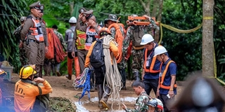 Hé lộ khoảnh khắc những cậu bé đầu tiên được đưa ra khỏi hang Tham Luang