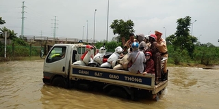 Hình ảnh đẹp ngày mưa lũ: CSGT Hà Nội dùng xe chuyên dụng giúp người dân đi qua đoạn ngập lụt sâu