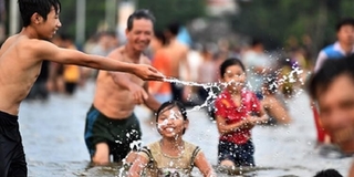Một góc nhìn khác vô cùng hài hước của Hà Nội mùa lũ - "công viên nước" free cho người dân