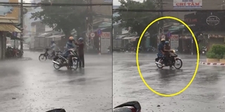 Clip: Cha nhường áo mưa cho con trai trong cơn mưa tầm tã giữa phố đông khiến CĐM xúc động