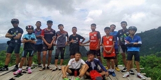 Nóng: Toàn bộ 12 cậu bé và huấn luyện viên của đội bóng Thái Lan đã ra khỏi hang an toàn