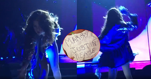 Selena Gomez lạnh lùng vò nát và thẳng tay vứt mảnh giấy fan ghi "Xin hãy cưới Justin đi"