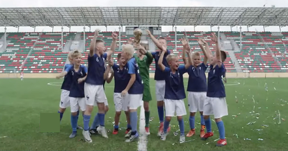Màn tái hiện chung kết World Cup 2018 siêu đáng yêu với Mbappe - Pogba - Kante phiên bản da trắng
