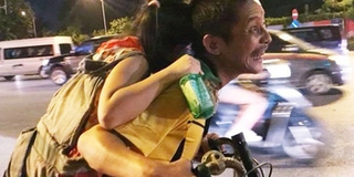 Rơi nước mắt trước hình ảnh người cha nghèo cõng con đi mưu sinh trên đường phố Hà Nội