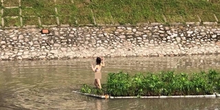 Hà Nội: Cô gái mặc nội y đi giữa bè thuỷ sinh rồi bất ngờ nhảy xuống sông Tô Lịch
