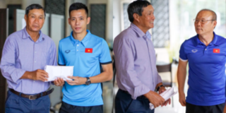 NÓNG: Đội tuyển Việt Nam trao "nghĩa cử đẹp" trước giờ lên đường tập huấn tại Hàn Quốc