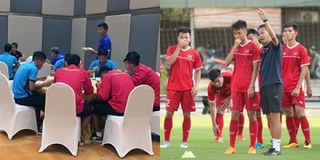 Cầu thủ gặp khó với đồ ăn Indo, HLV trưởng U19 Việt Nam đích thân đi chợ và vào bếp