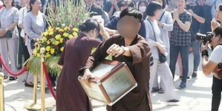 Dân mạng truy tìm thanh niên "ôm" hòm công đức "cả trăm triệu đồng" biến mất sau lễ cất nóc ở chùa