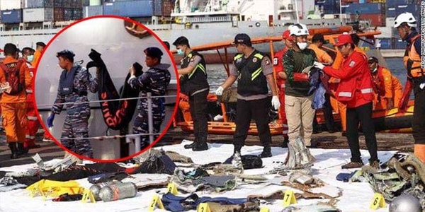 Đội cứu hộ Indonesia mang 24 túi đựng thi thể nạn nhân về nơi nhận dạng