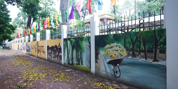 Ngây ngất vẻ đẹp của bức tường bích họa trước cổng trường THPT Phan Đình Phùng trong ngày cuối thu