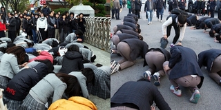 Sáng nay, Hàn Quốc "nín thở" trước kỳ thi ĐH: Nhiều học sinh quỳ lạy cầu chúc cho các sĩ tử