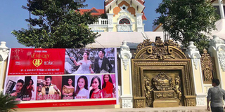 Đám cưới có cả banner liệt kê ca sĩ đến hát khiến người đi đường cứ ngỡ show ca nhạc