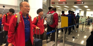 Hành động đẹp của thầy Park khi trở về Việt Nam khiến hành khách tại sân bay Nội Bài thán phục!
