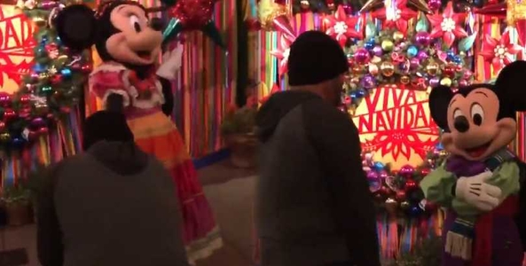 Chuột Mickey giận dữ, nổi nóng với du khách khi thấy Minnie bị cầu hôn trong công viên Disneyland