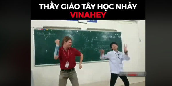 Thầy giáo Tây cùng học sinh "múa quạt", quẩy nhạc "Vinahey" tưng bừng khiến dân mạng phấn khích