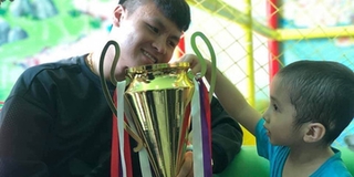 Giữ đúng lời hứa, các chàng trai ĐT Việt Nam mang Cup vô địch trao cho cậu bé 4 tuổi mắc ung thư não