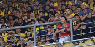 Tự tin mặc áo cờ đỏ sao vàng ngồi ngay khán đài fan Malaysia, CĐV Việt "thích là ngồi" gây bão MXH