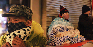 Hà Nội rét đậm: Xót lòng trước hình ảnh người vô gia cư "trùm áo mưa" co ro trên vỉa hè