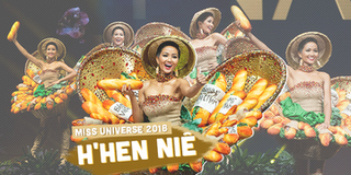 H'Hen Niê lí giải nguyên do không cởi nón lá ra chào khi diễn "Bánh mì" như hồi ở Việt Nam?