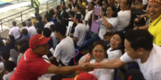 CĐV Việt Nam và Philippines đổi áo, bắt tay nhau trên khán đài được bạn bè quốc tế "hết lời" ca ngợi
