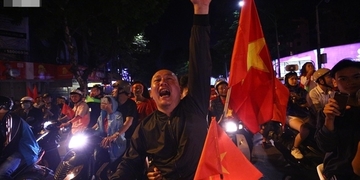 Tối nay, công an Phú Quốc sẽ xuống đường dẫn người dân "đi bão" nếu Việt Nam thắng hoặc hòa Malaysia Tối nay, công an Phú Quốc sẽ xuống đường dẫn người dân "đi bão" nếu Việt Nam thắng hoặc hòa Malaysia