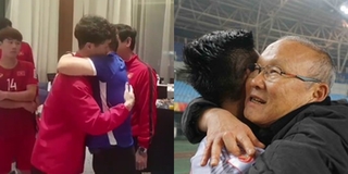 Khoảnh khắc cảm động khi thầy Park ôm từng cầu thủ Việt Nam dặn dò và nói lời cảm ơn