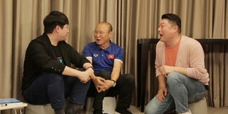 HLV Park Hang-seo “đỏ mặt” giải thích về nụ hôn vô tình với Văn Quyết ở chung kết AFF Cup