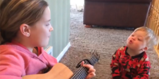 Khoảnh khắc cô bé đàn hát cho cậu em trai 2 tuổi bị Down khiến ai xem cũng phải bật khóc