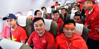 Trước thềm trận đấu "sinh tử", CĐV hừng hực khí thế sang UAE "tiếp lửa" cho tuyển Việt Nam