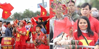 Chẳng đâu như Việt Nam: Tuyển thua vẫn được NHM đem bánh chưng, hoa đào tấp nập chào đón trở về