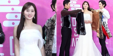 Thảm đỏ SMAs 2019: Kim So Hyun xinh như thiên thần, được tiền bối săn sóc như công chúa Thảm đỏ SMAs 2019: Kim So Hyun xinh như thiên thần, được tiền bối săn sóc như công chúa