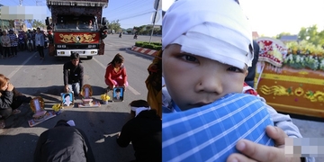 Xót lòng cảnh quan tài đi qua vùng "đổ máu", con trai ngây thơ hỏi: "Hòm nào có mẹ, hòm nào có cha" Xót lòng cảnh quan tài đi qua vùng "đổ máu", con trai ngây thơ hỏi: "Hòm nào có mẹ, hòm nào có cha"