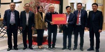 Thầy Park nhận món quà đặc biệt từ Thủ tướng trước khi lên đường về Hàn Quốc nghỉ Tết Thầy Park nhận món quà đặc biệt từ Thủ tướng trước khi lên đường về Hàn Quốc nghỉ Tết