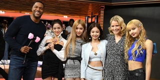 Lộ diện người đàn ông khiến fan "sắp ngất" khi ôm cả 4 thành viên BLACKPINK và hôn má Jennie