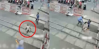 Thót tim 2 nữ nhân viên gác chắn cứu cụ bà trong 2 giây trước khi đoàn tàu lao tới