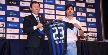 Được ưu ái "quá mức", NHM nghi ngờ Incheon United chiêu mộ Công Phượng chỉ để PR cho CLB? Được ưu ái "quá mức", NHM nghi ngờ Incheon United chiêu mộ Công Phượng chỉ để PR cho CLB?