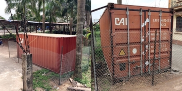 Cây sưa trăm tỉ được bỏ vào trong container, bảo vệ đến 4 lớp nghiêm ngặt "nằm" chờ đấu giá Cây sưa trăm tỉ được bỏ vào trong container, bảo vệ đến 4 lớp nghiêm ngặt "nằm" chờ đấu giá